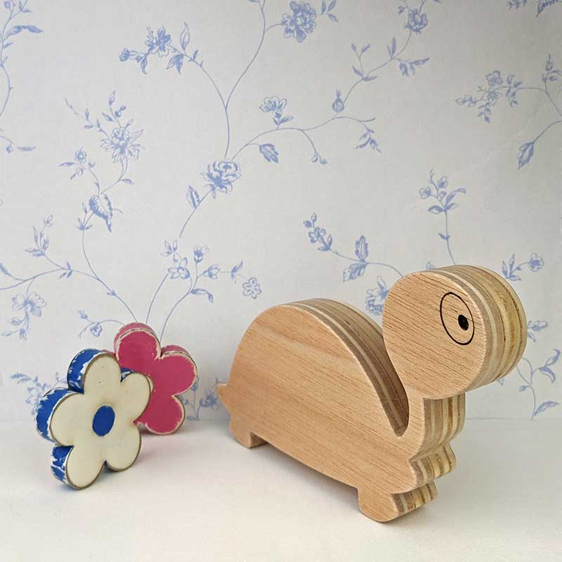silueta de tortuga de madera