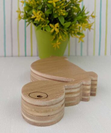 detalle de silueta de tortuga de madera