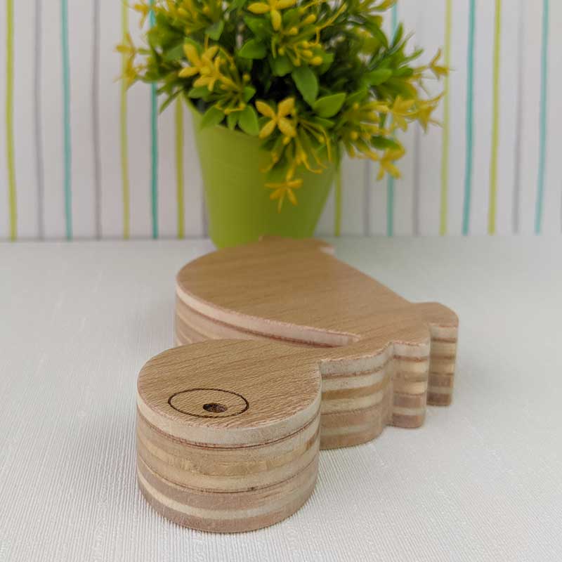 detalle de silueta de tortuga de madera