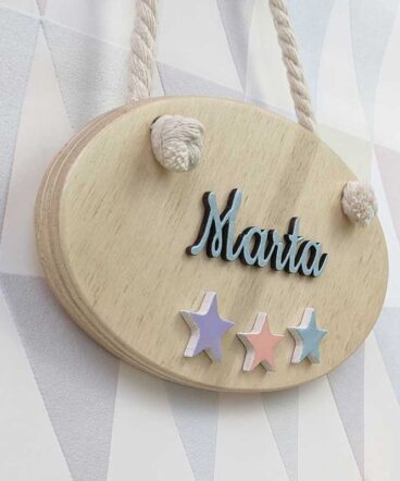 letrero ovalado de madera con nombre