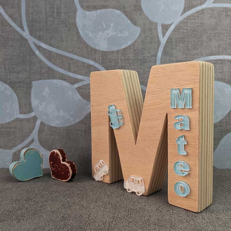 iniciales de madera con detalles de metacrilato