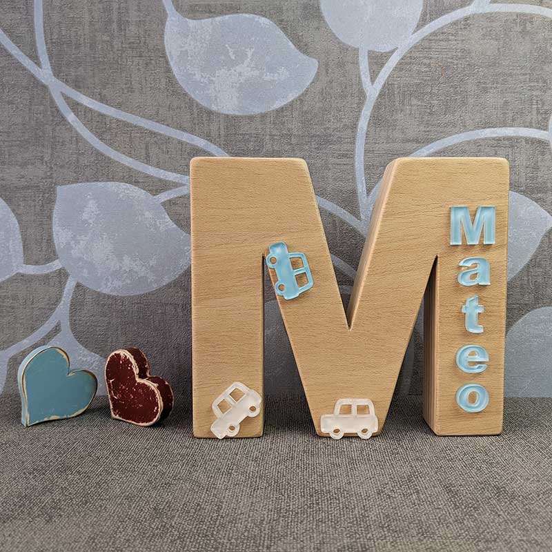 iniciales de madera con detalles de metacrilato