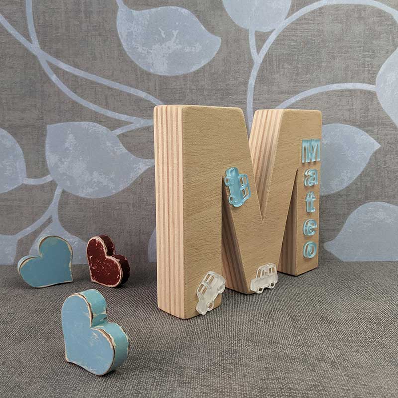 iniciales de madera con detalles de metacrilato