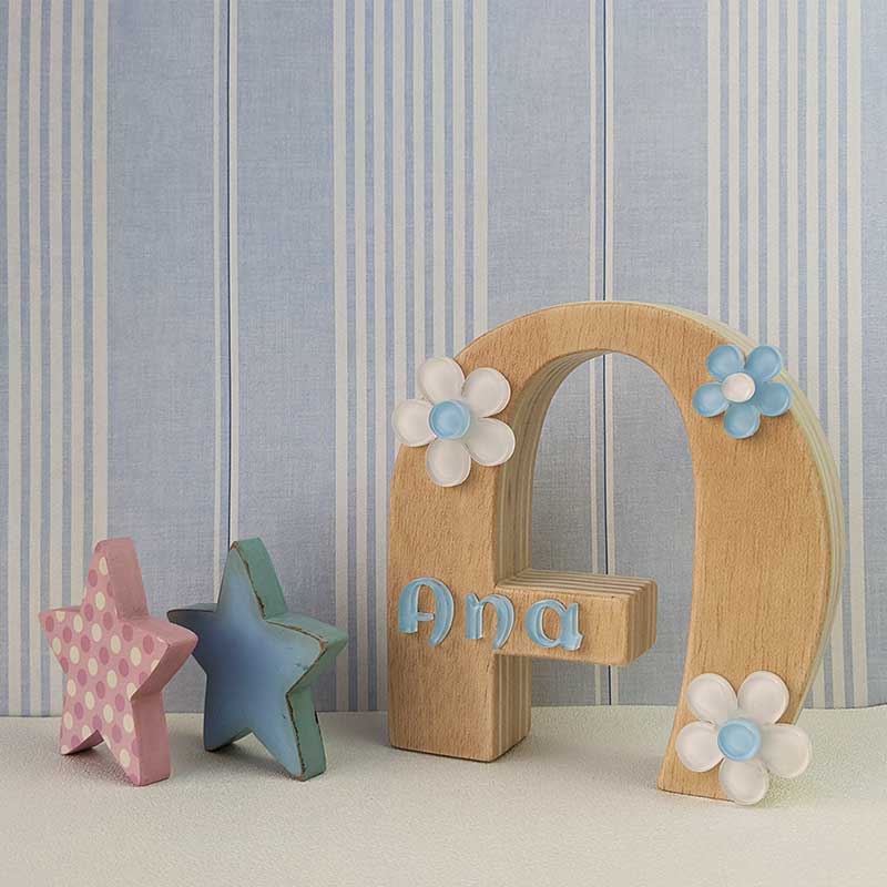 iniciales de madera con detalles de metacrilato