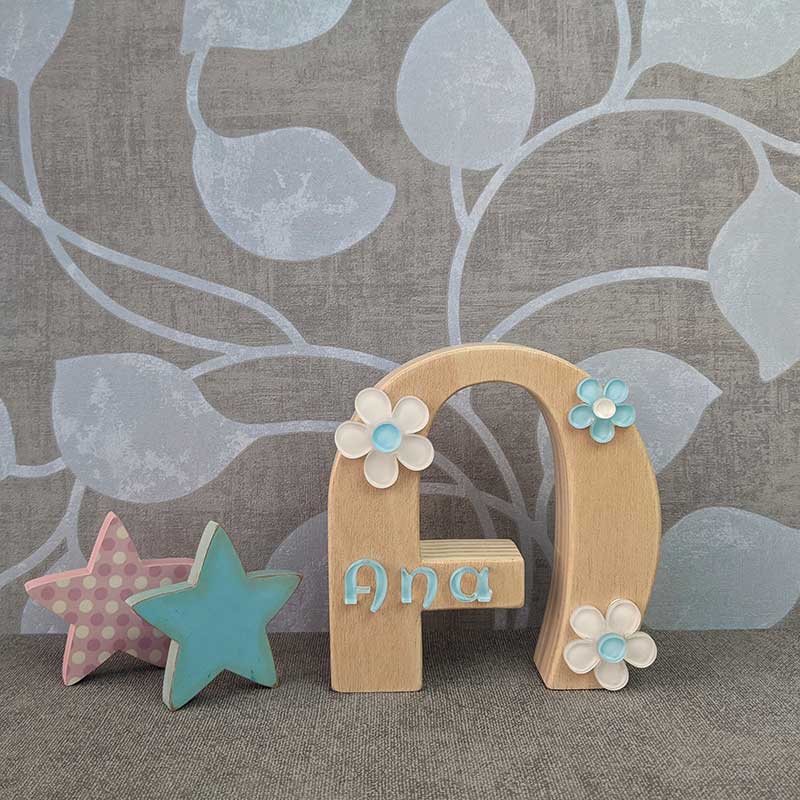 iniciales de madera con detalles de metacrilato