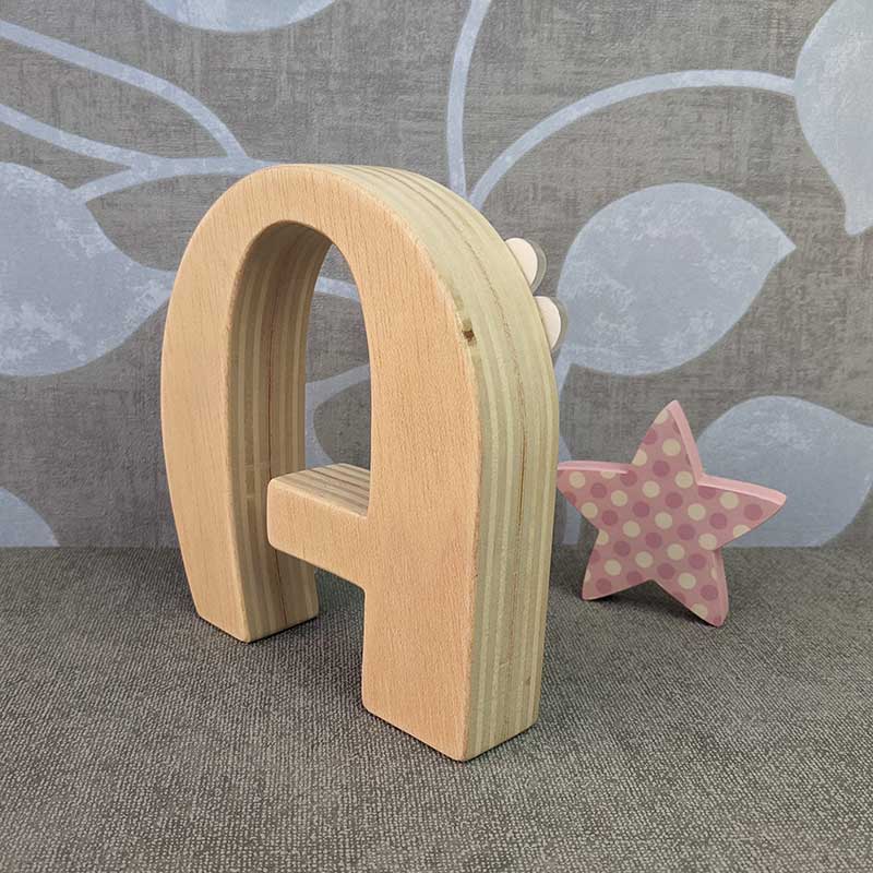 iniciales de madera con detalles de metacrilato