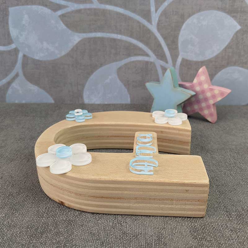 iniciales de madera con detalles de metacrilato