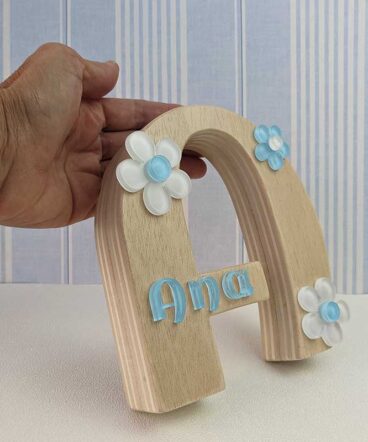 iniciales de madera con detalles de metacrilato