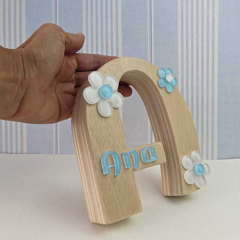 iniciales de madera con detalles de metacrilato