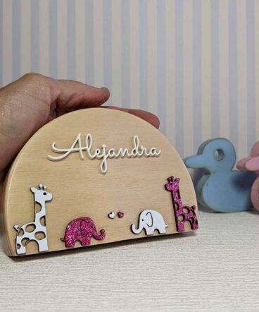 letrero de madera con animalitos