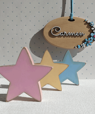 letrero con flores y nombre