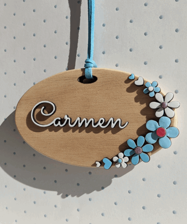 letrero de madera con flores y nombre