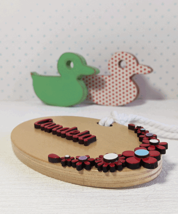 letrero de madera con flores rojas