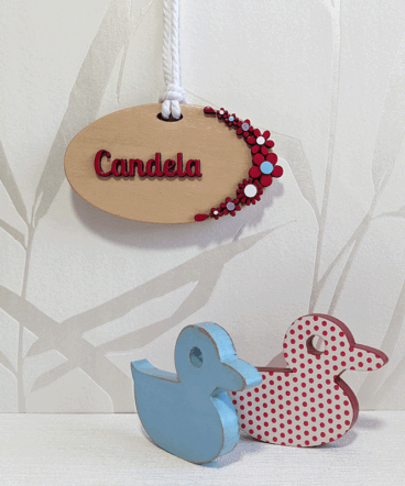 letrero de madera con flores rojas