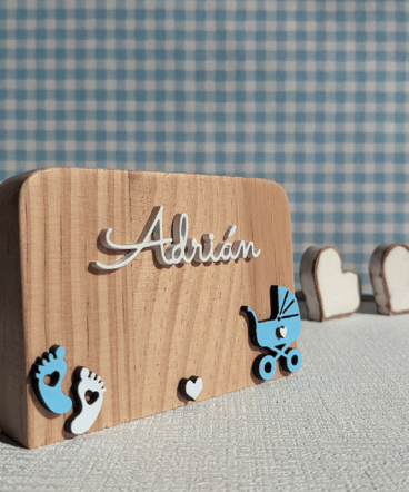 letrero de madera decorado con motivos infantiles