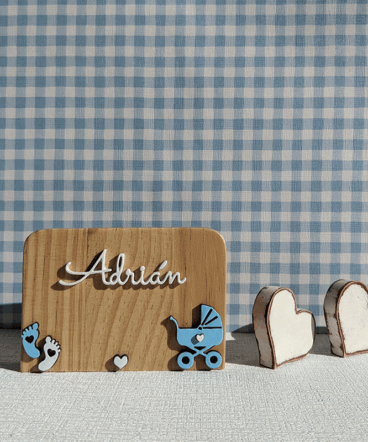 letrero de madera decorado con motivos infantiles