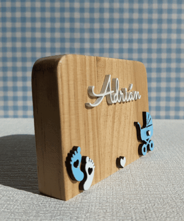 letrero de madera decorado con motivos infantiles y nombre