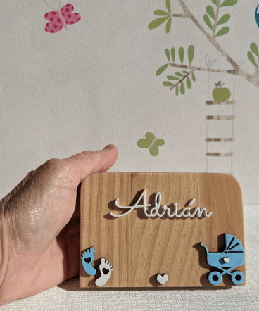 letrero de madera de pie con motivos infantiles