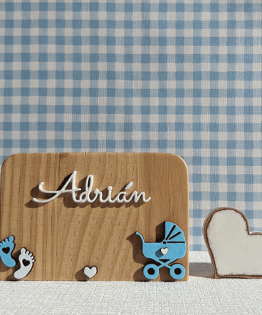 letrero de pie con motivos infantiles color celeste