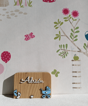 letrero de madera con motivos infantiles en celeste
